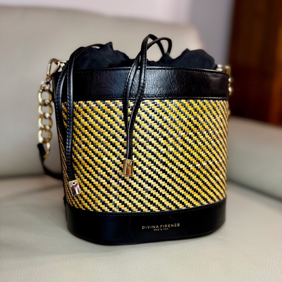 Divina Firenze Handbags - Divina Firenze Black & Tan Woven Leather Bucket Bag Crossbody